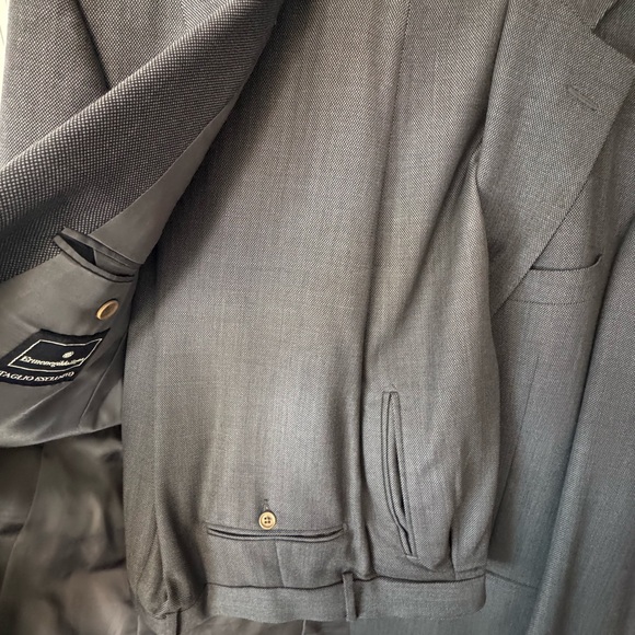 Ermenegildo Zegna suit.  Beautifully made and designed suit for all occasions. - Picture 2 of 7